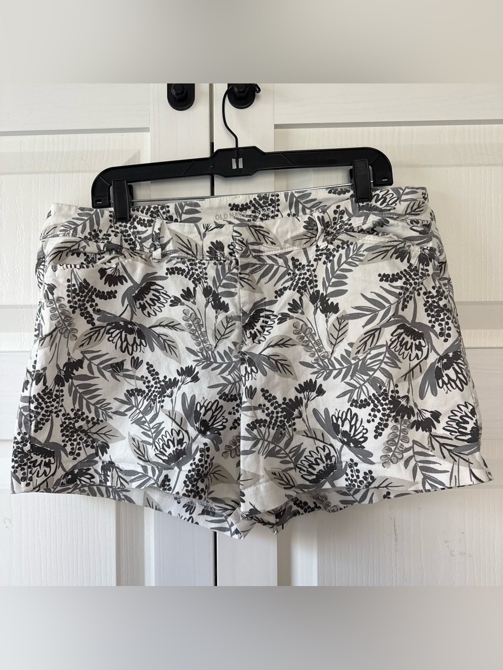 Old Navy Women’s Pixie Shorts size 14 regular grey floral